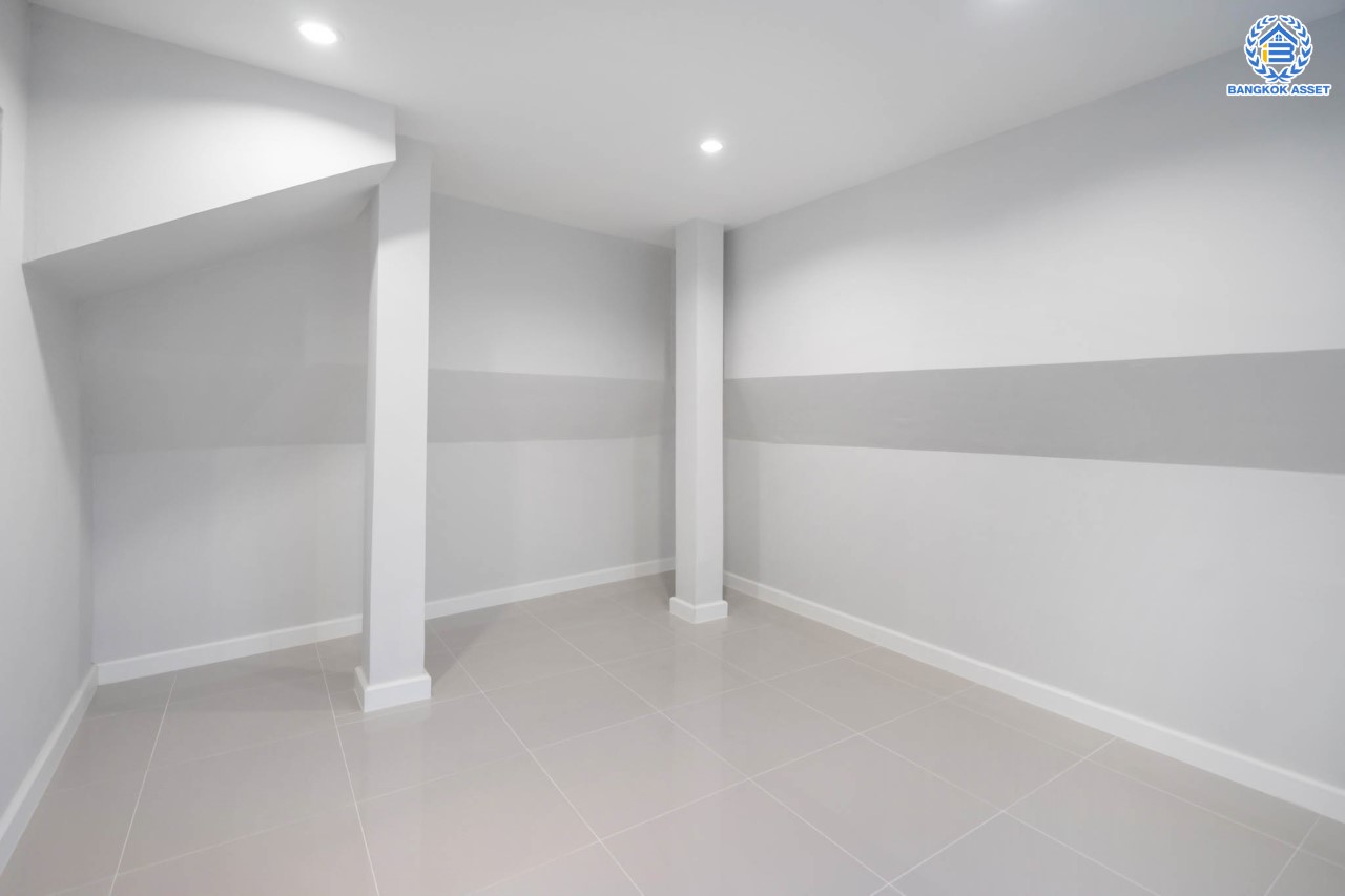 บ้านมือสองตกแต่งใหม่ แบรนด์ LH ม.ชลลดา บางใหญ่-เซ็นทรัลเวสต์เกต หลังมุม เนื้อที่ 58.9 ตร.ว. ฟังก์ชัน 3 ห้องนอน 2 ห้องน้ำ 1 ห้องอเนกประสงค์ 2 ที่จอดรถ Facilities ครบครัน บนทำเลเดินทางสะดวก เชื่อมต่อถ.กาญจนาภิเษก และเพียง 10 นาทีถึงรถไฟฟ้า "สถานีคลองบางไผ่"